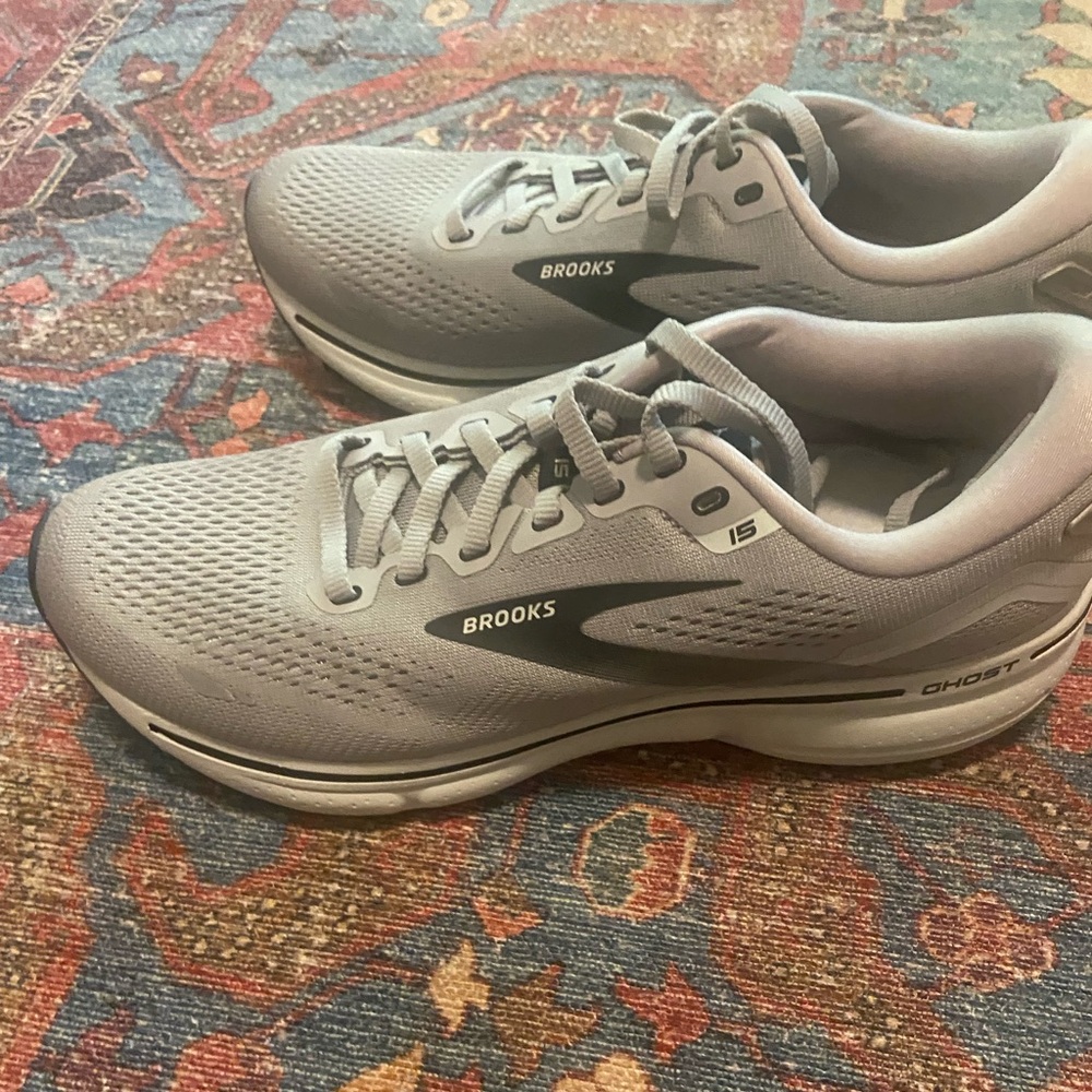 NEW Brooks Men’s Ghost 15 Running Shoes Narrow Light Grey Size 9.5